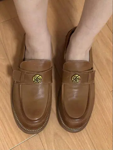 브라운 로퍼 골드 컬러 버튼