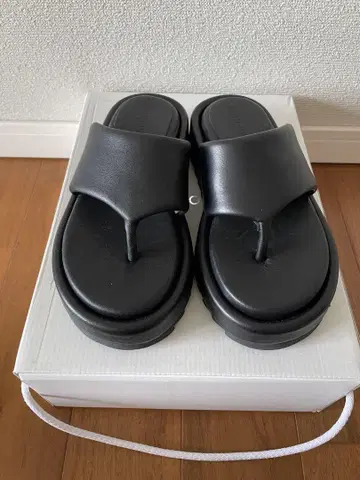 새상품 LAOCONTE 플립플랍 36 22.5cm 라오콘테 블랙
