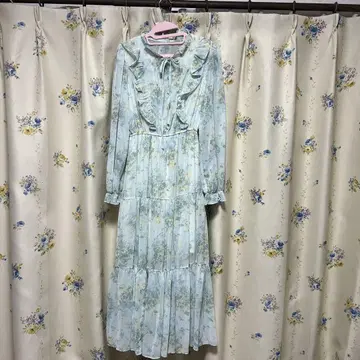 프릴이 달린 꽃무늬 민트 그린 드레스