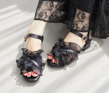 프릴이 달린 블랙 샌들