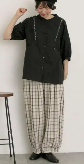 사만사 모스모스 레이스 절개 밴드 카라 블라우스
