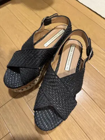 블랙 크로스 스트랩 샌들 코르크 샌들
