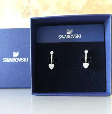 새상품 SWAROVSKI Attract 하트 귀찌 스와로브스키