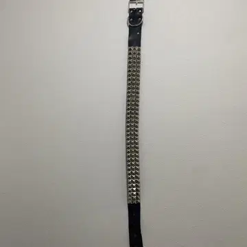 스터드가 달린 블랙 합성 피혁 벨트