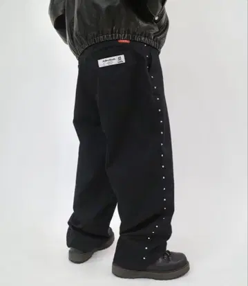 스터드가 달린 블랙 와이드 팬츠