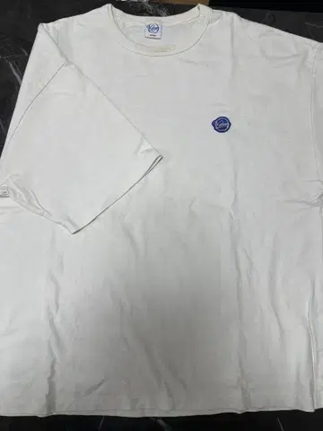 Keboz 화이트 긴팔 티셔츠 로고 자수