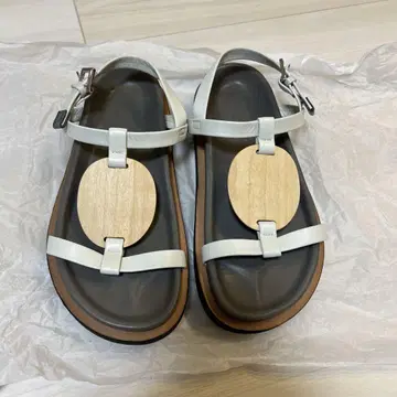 _Fot 폴리 우드 볼륨 샌들