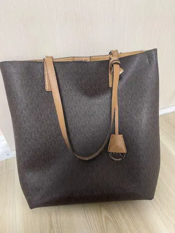 브라운 토트백 합성 피혁 로고 참 포함