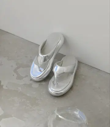 실버 톤 플랫 샌들 통굽