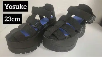Yosuke 요스케 8cm 통굽 블랙 스트랩 샌들 로고