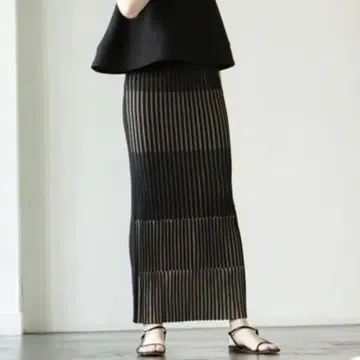 Noble 랜덤 바이컬러 리브 니트 스커트 블랙