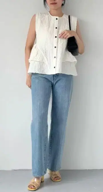 현행 모델 에메르 리파인즈 밑단 프릴 2WAY 슬리브리스 블라우스