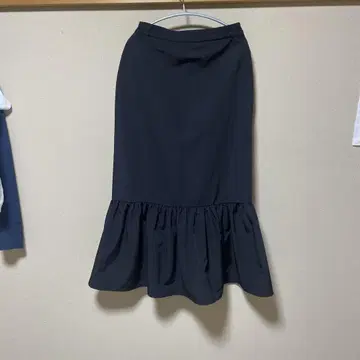 SUM1STYLE 블랙 프릴 밑단 롱 스커트