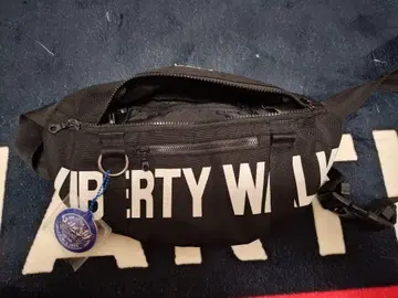 LIBERTY WALK 바디백 블랙