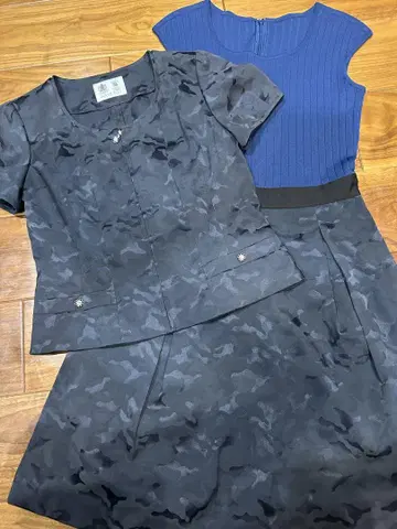 AUSTIN REED 네이비 리브 탑과 카모플라주 스커트 셋업