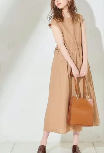 새상품급 natural couture 프렌치 슬리브 W 허리밴딩 베이지