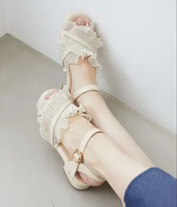 프릴이 달린 베이지 샌들 L 사이즈