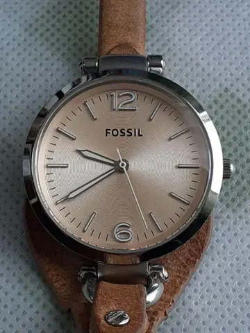 FOSSIL 베이지 가죽 아날로그 손목시계