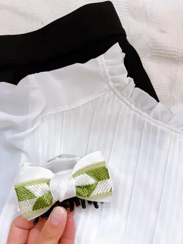 화이트 X 그린 인도 자수 리본 8cm 밴드 클립