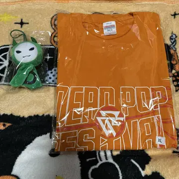 데드 팝 굿즈 티셔츠와 마스코트