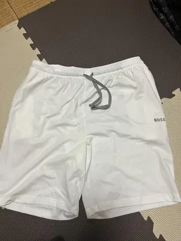 휴고보스 하프 팬츠