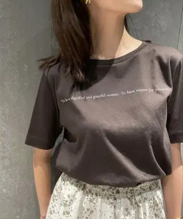 라운드 컷 로고 티셔츠