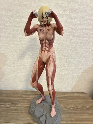 진격의 거인 제일복권 A상 여자형 거인 피규어 외부 박스 있음.