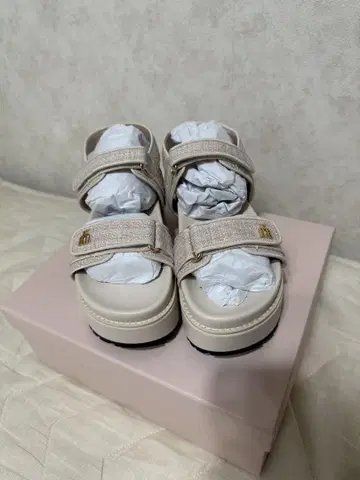 그녀의 입술과 트루아 트위드 플랫폼 샌들