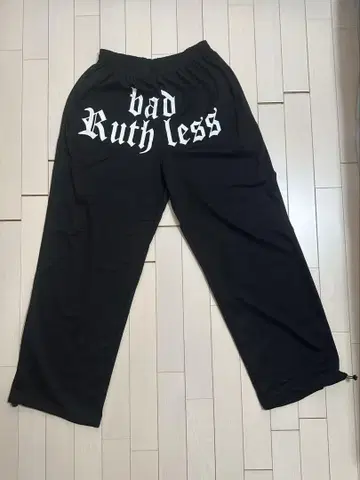 bad Ruthless 프린트 로고 블랙 팬츠