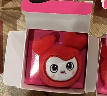 빨간색 캐릭터 봉제 인형