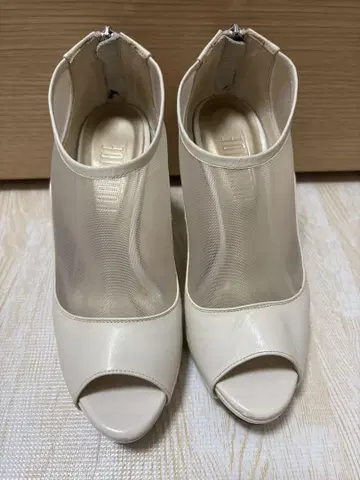풀 사이드 아이보리 오픈토 하이힐