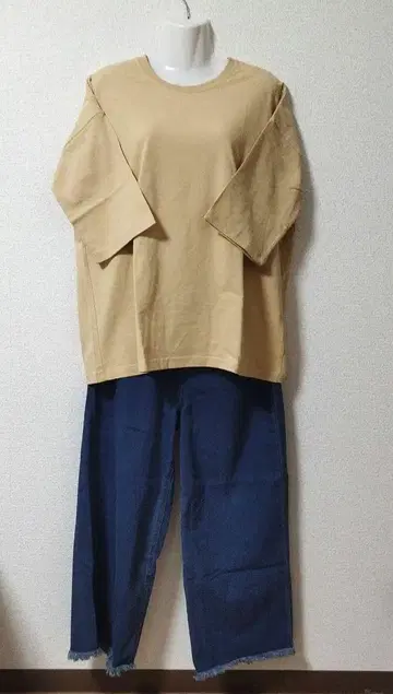 옅은 노랑에 가까운 베이지 티셔츠 데님 팬츠 코디네이트