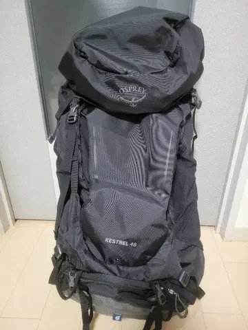 Osprey Kestrel 48 블랙 백팩