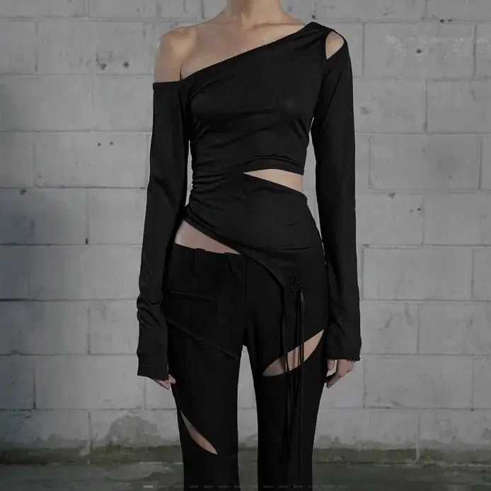 【BOHEMIAN SEOUL】DRAPE OFF SHOULDER T (2COLORS) BOHEMIAN SEOUL | 보헤미안서울 Bohemian Seoul DRAPE OFF