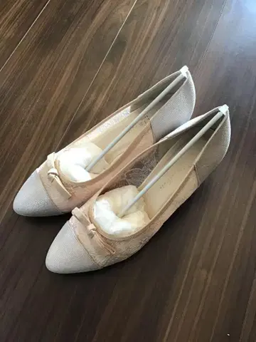 리본 포함 자수 펌프스 베이지 계열 핑크