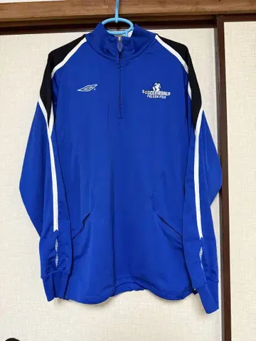 엄브로 Soccer World 트레이닝 자켓 M