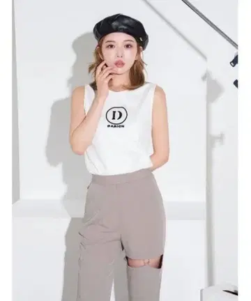 Darich / 슬리브리스 로고 탑스 여성용 다리치 완판템