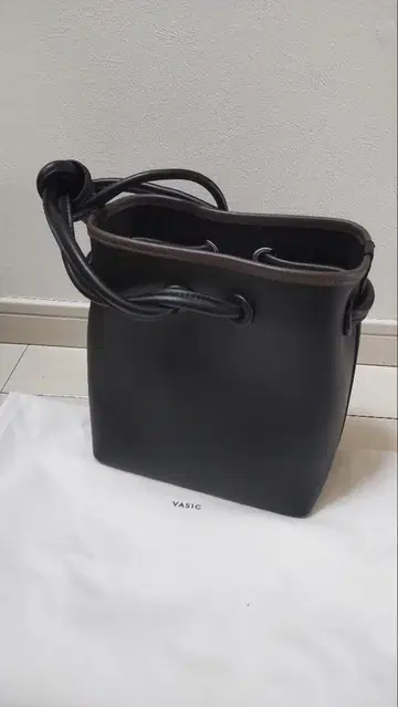 VASIC 버킷형 가죽 백 블랙