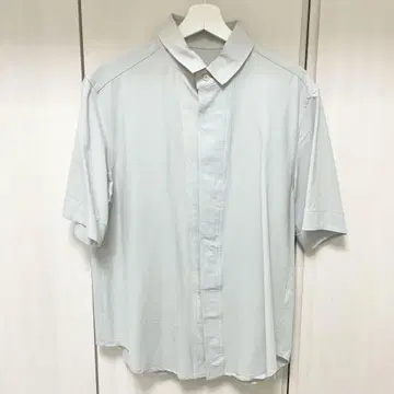 이레니사 플라이 프론트 단추 장식 반팔 셔츠