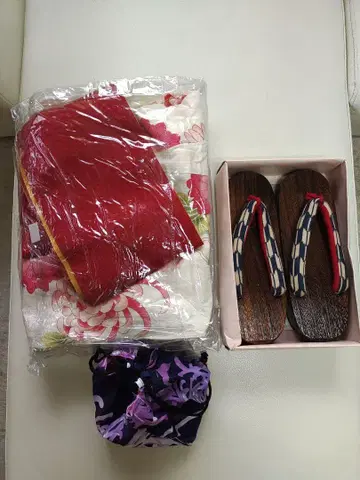빨간색과 흰색 꽃무늬 유카타, 오비, 일본 나막신, 복조리 세트