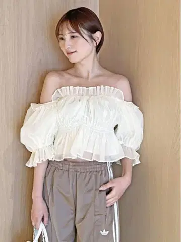 snidel 볼륨 개더 프릴 오프숄더 블라우스