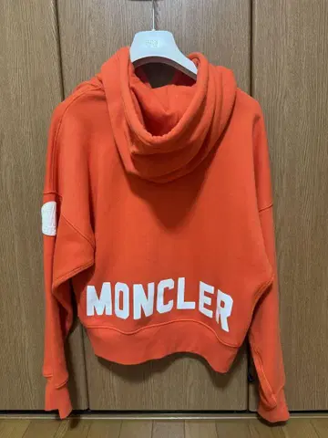 새상품급 몽클레어 오렌지 후드 부착 후드티