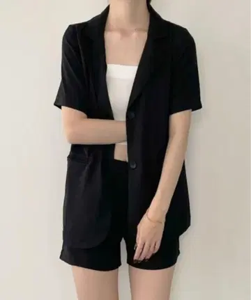 블랙 셋업 테일러드 반팔 자켓과 숏 팬츠