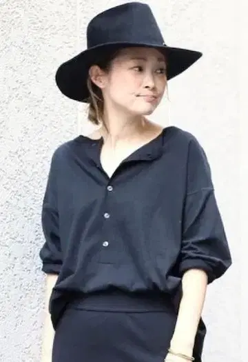 아메리카나 백 버튼 헨리넥 티셔츠