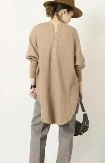 아메리카나 백 버튼 헨리넥 티셔츠