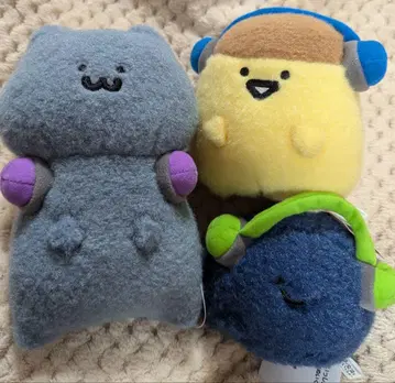 문구와 함께 헤드폰 봉제 인형 3종