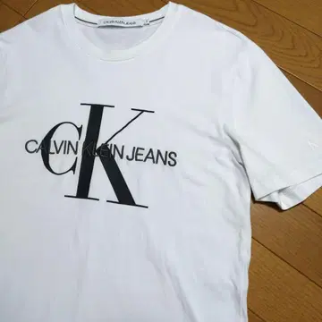 Calvin Klein 캘빈클라인 자수 로고 티셔츠 S 사이즈