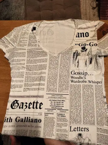 John Galliano 신문 프린트 티셔츠