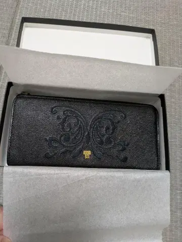 ANNA SUI 나비 자수 블랙 장지갑