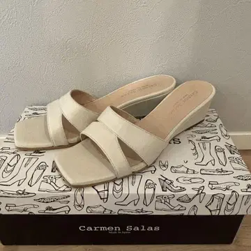 Carmen Salas 새상품급 화이트 뮬 샌들 37 23 23.5